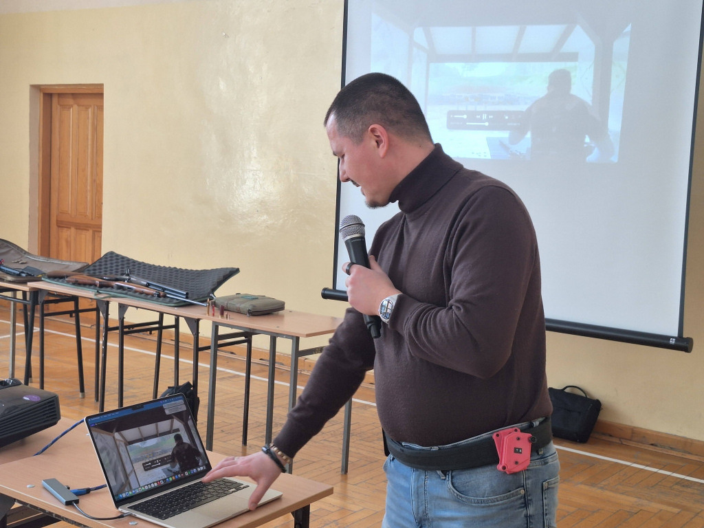 Szkolenie na temat broni w I LO