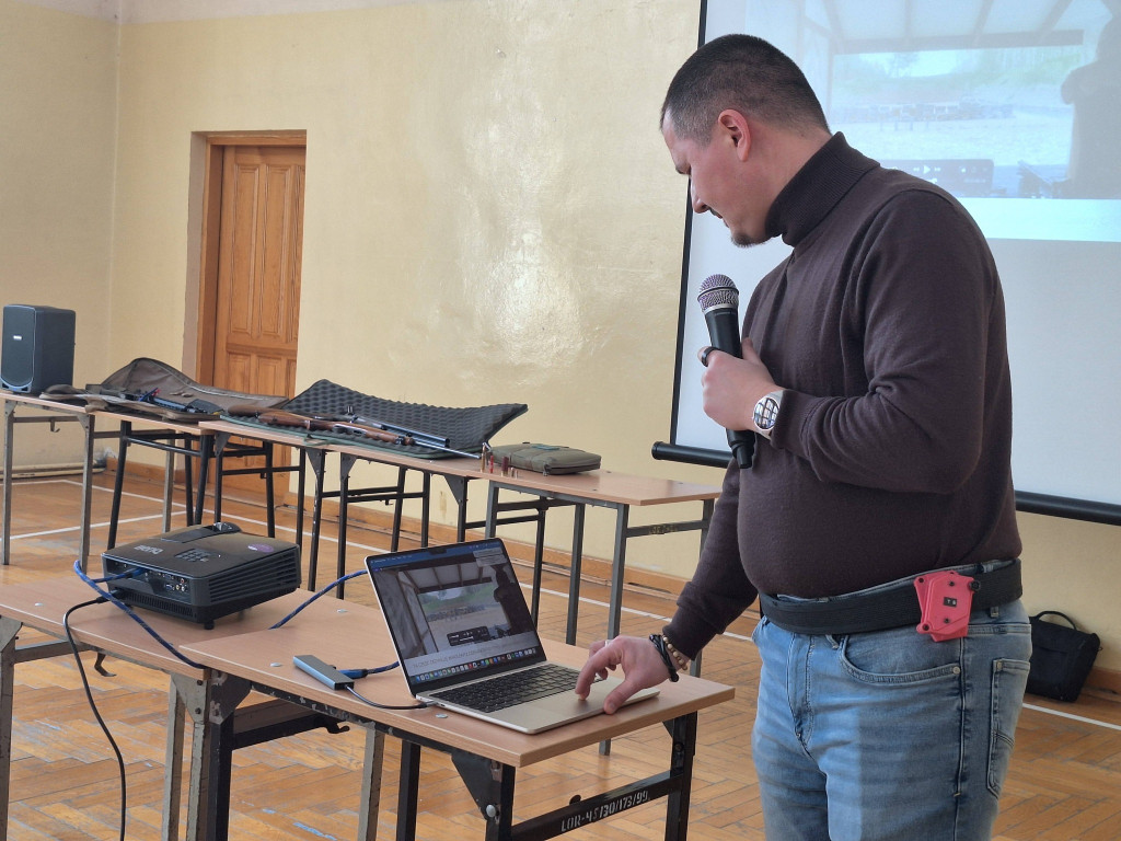 Szkolenie na temat broni w I LO