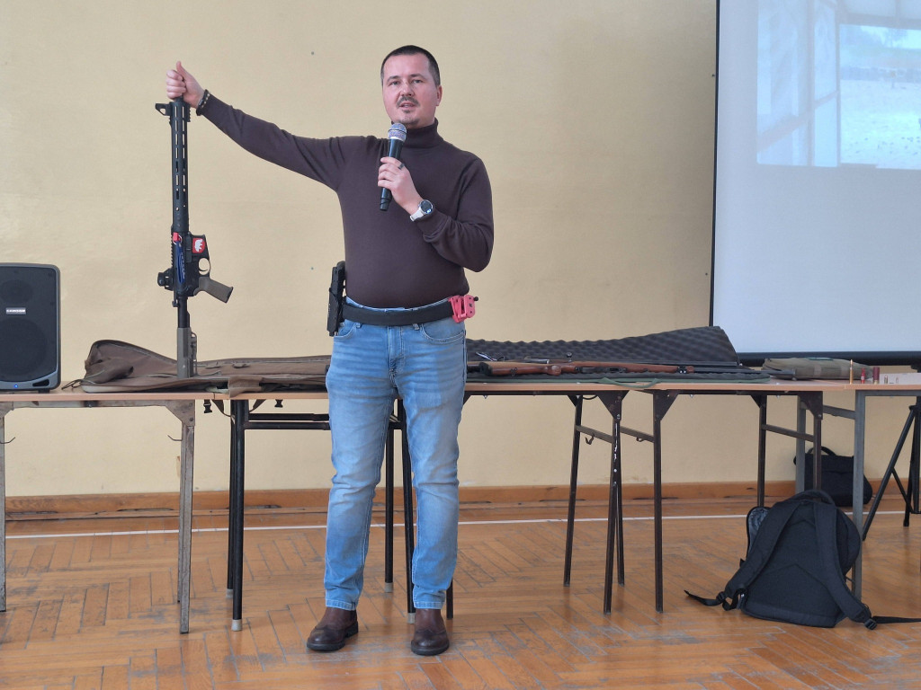 Szkolenie na temat broni w I LO