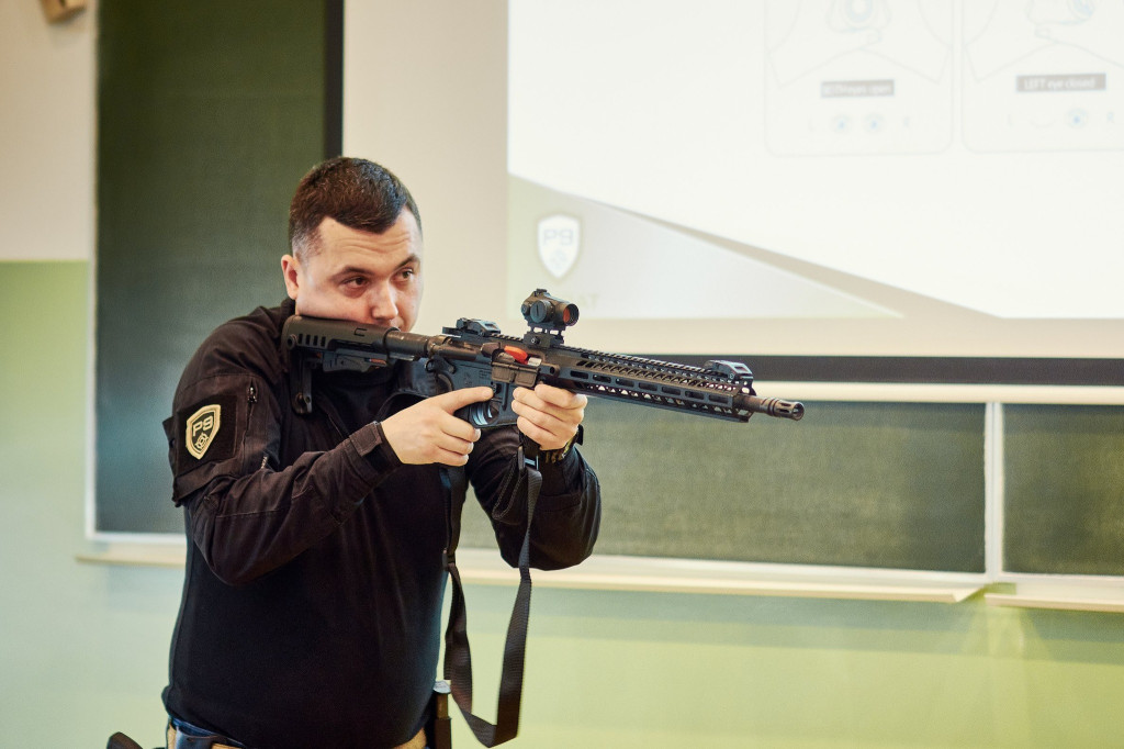 Spotkanie z instruktorem strzelectwa w ZSP