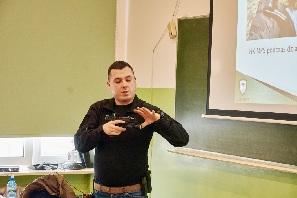 Spotkanie z instruktorem strzelectwa w ZSP