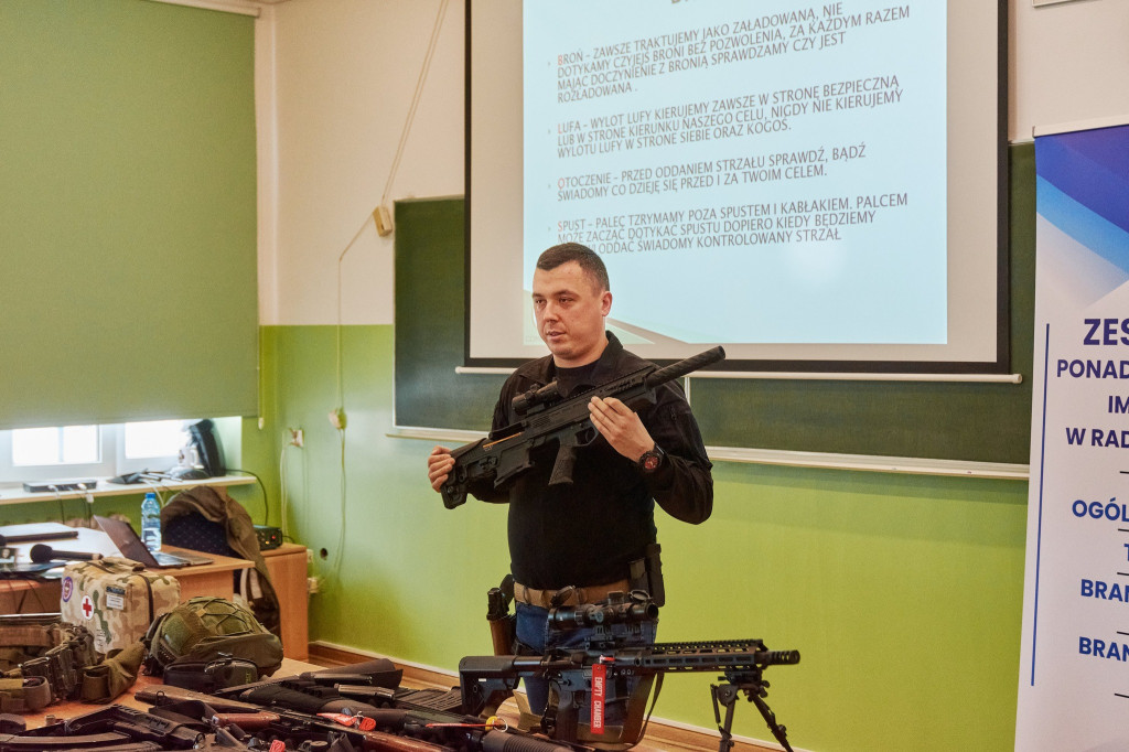 Spotkanie z instruktorem strzelectwa w ZSP