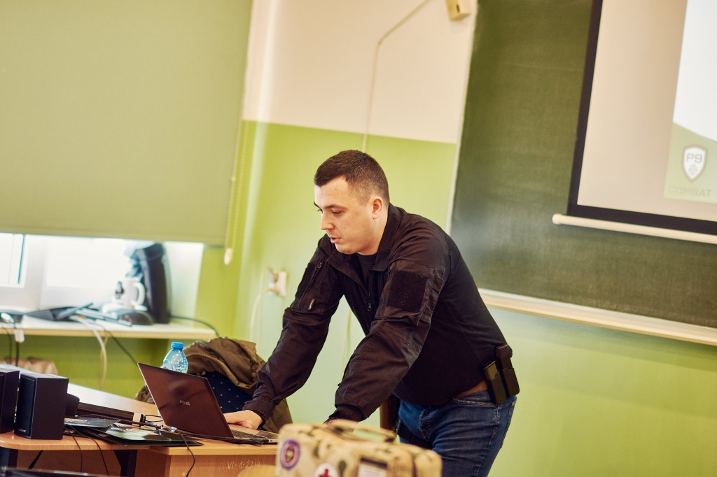 Spotkanie z instruktorem strzelectwa w ZSP