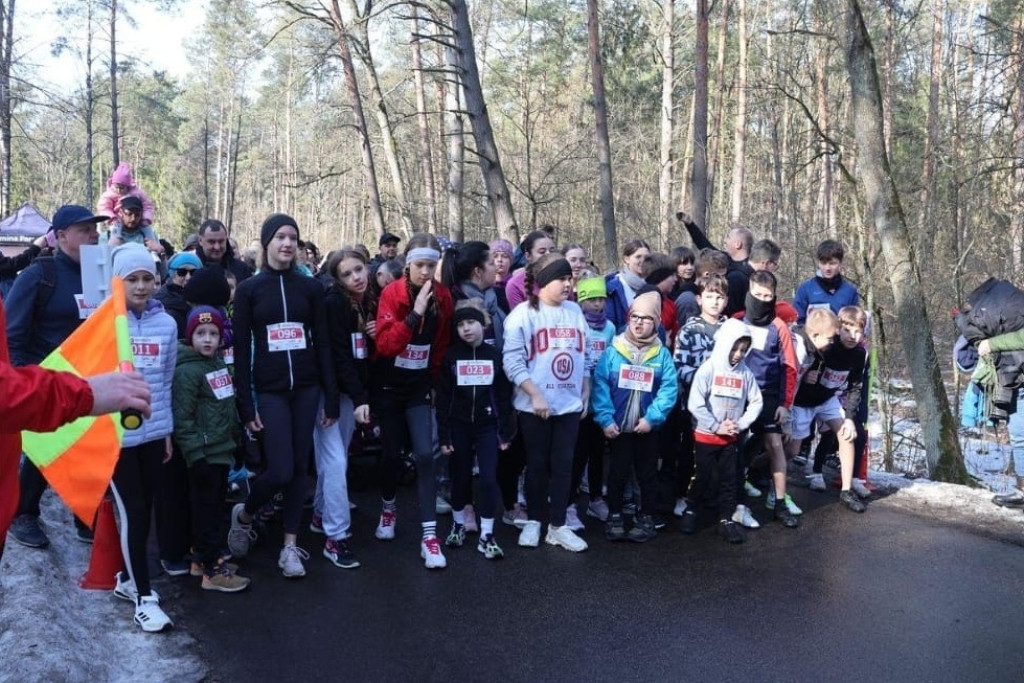 Uczniowie z SP w Komarówce na Biegu Tropem Wilczym