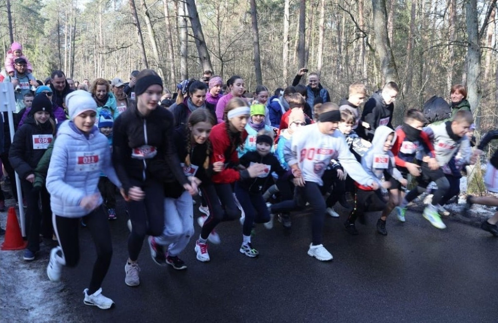 Uczniowie z SP w Komarówce na Biegu Tropem Wilczym