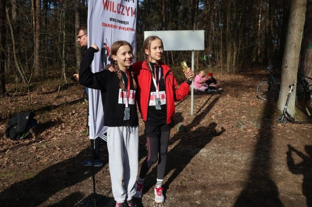 Uczniowie z SP w Komarówce na Biegu Tropem Wilczym
