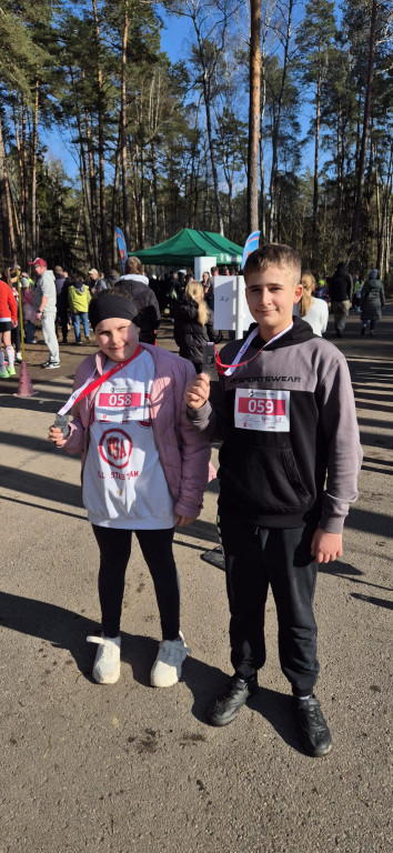 Uczniowie z SP w Komarówce na Biegu Tropem Wilczym