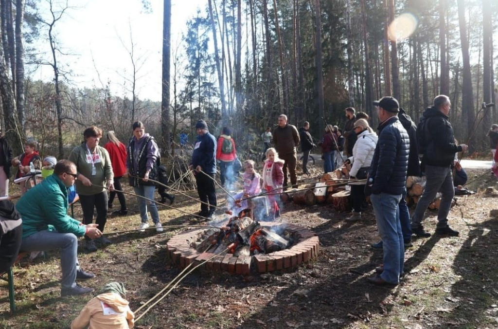 Uczniowie z SP w Komarówce na Biegu Tropem Wilczym