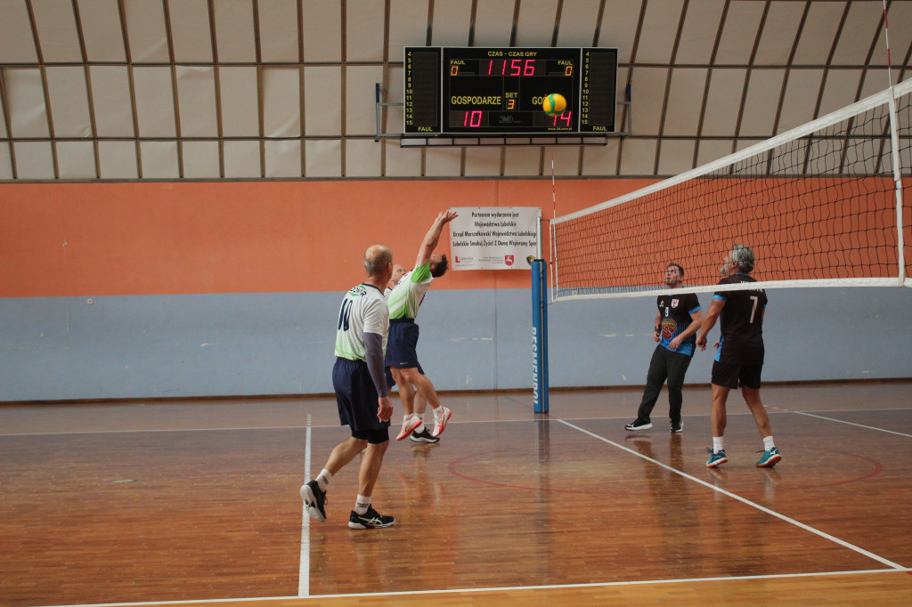 Turniej siatkówki oldbojów w Komarówce