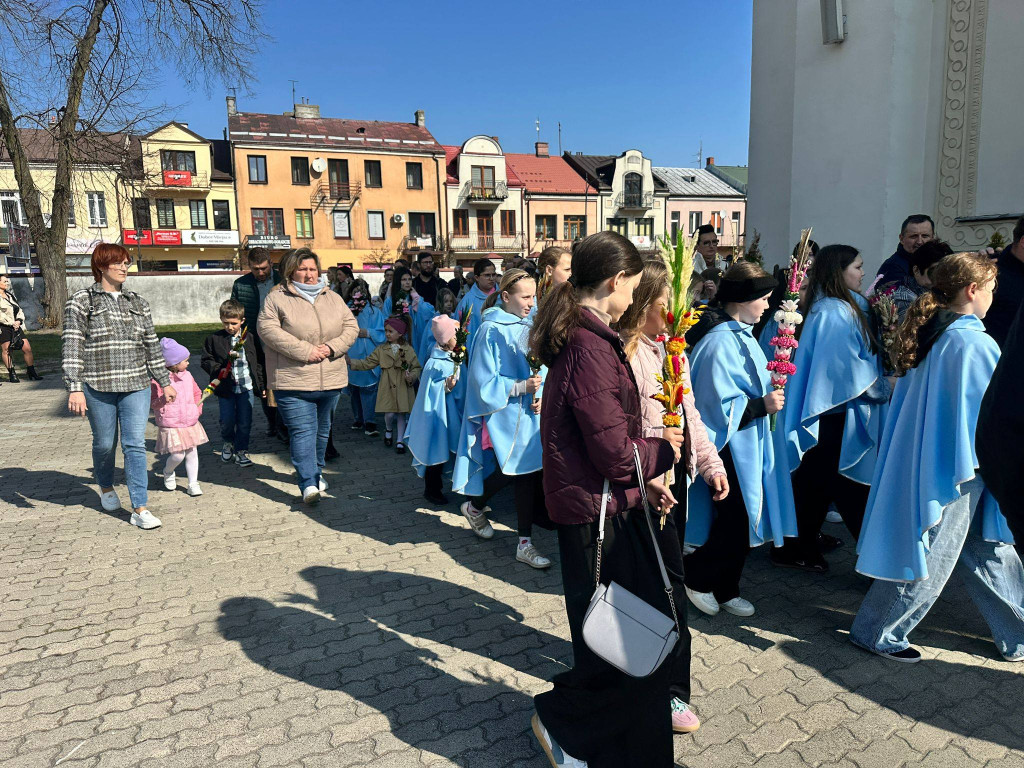 Procesja w Niedzielę Palmową w parafii Trójcy Św.