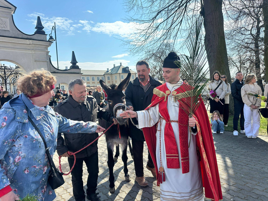 Procesja w Niedzielę Palmową w parafii Trójcy Św.