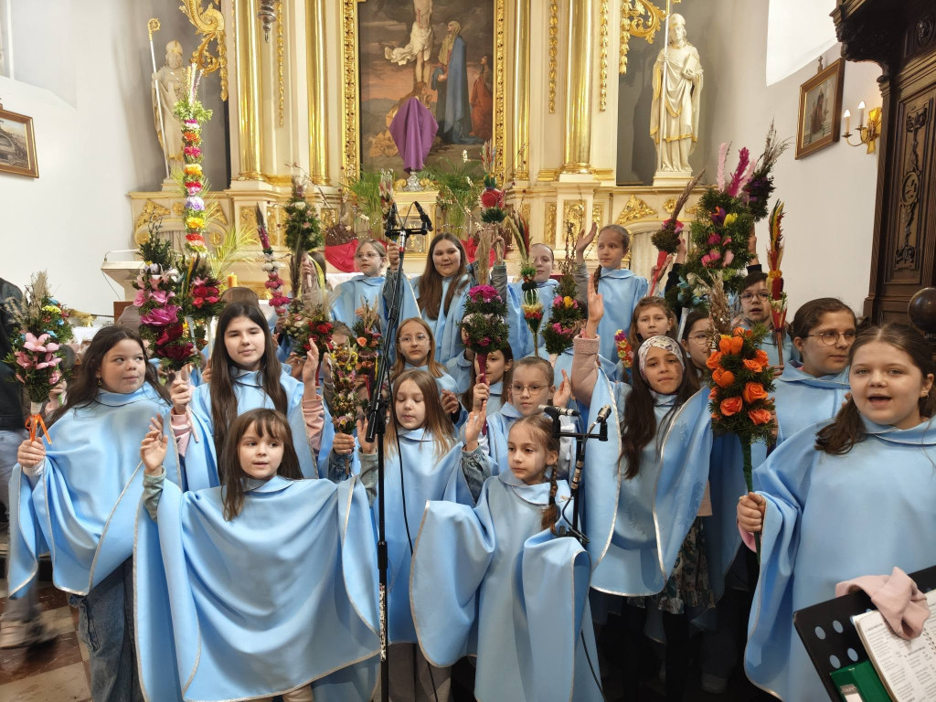 Procesja w Niedzielę Palmową w parafii Trójcy Św.