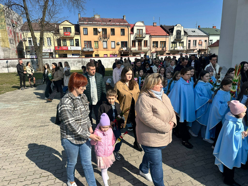 Procesja w Niedzielę Palmową w parafii Trójcy Św.
