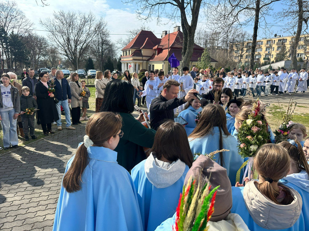Procesja w Niedzielę Palmową w parafii Trójcy Św.