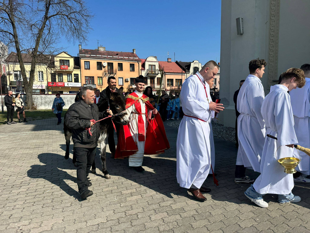 Procesja w Niedzielę Palmową w parafii Trójcy Św.