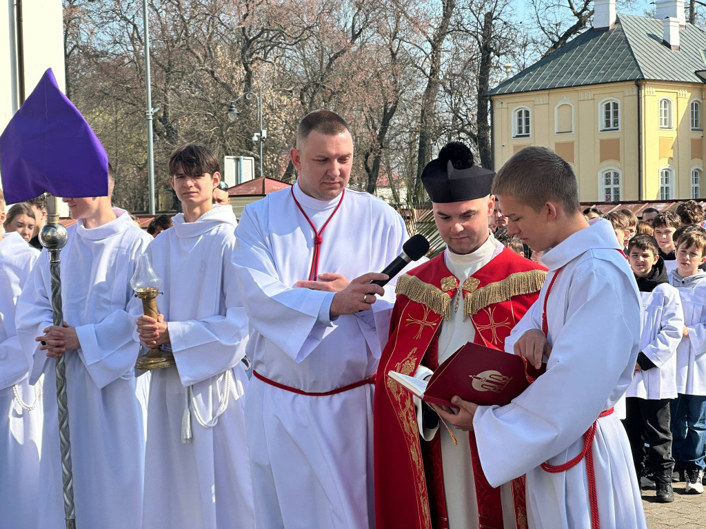 Procesja w Niedzielę Palmową w parafii Trójcy Św.