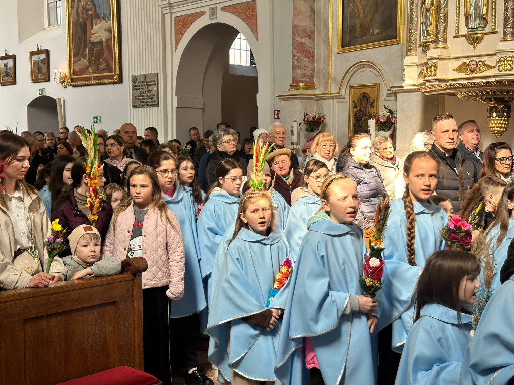 Procesja w Niedzielę Palmową w parafii Trójcy Św.