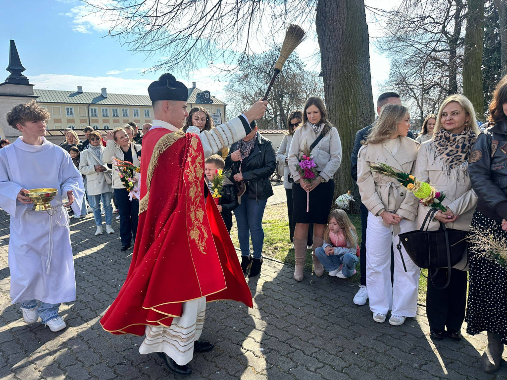 Procesja w Niedzielę Palmową w parafii Trójcy Św.