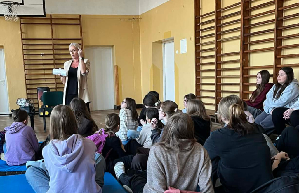 Spotkanie w Dzień Kobiet w SP w Komarówce