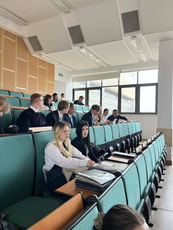 Uczniowie II LO na Akademii Prawa