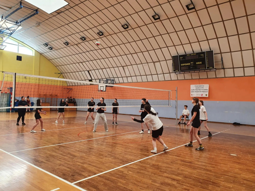 Turniej siatkówki w SP w Komarówce