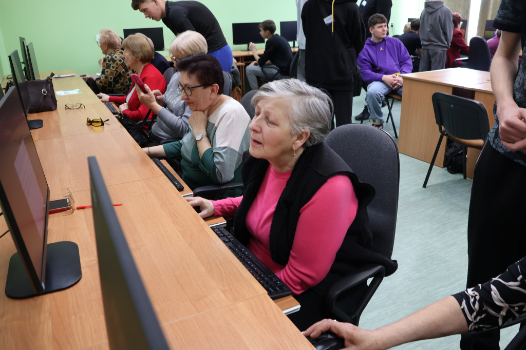 Zajęcia komputerowe dla seniorów z RUTW w ZSP