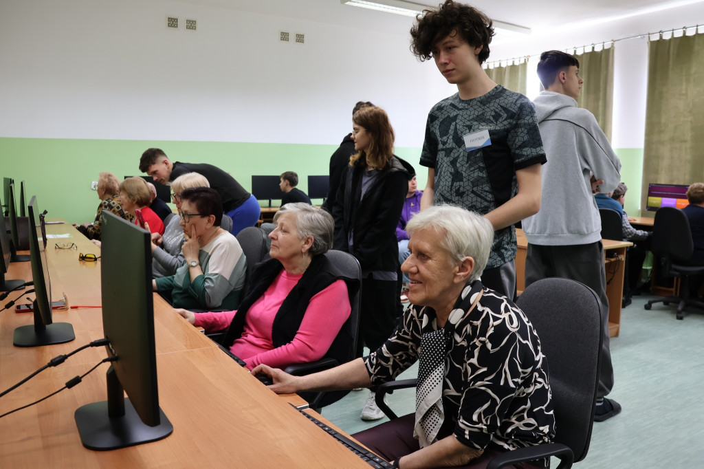 Zajęcia komputerowe dla seniorów z RUTW w ZSP