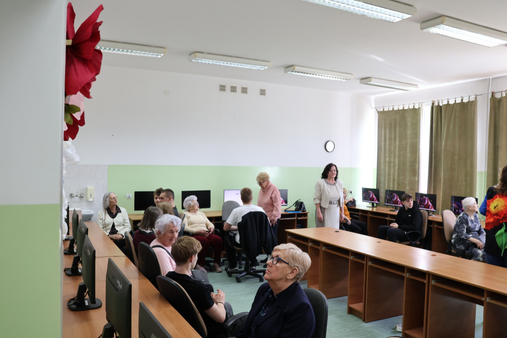 Zajęcia komputerowe dla seniorów z RUTW w ZSP
