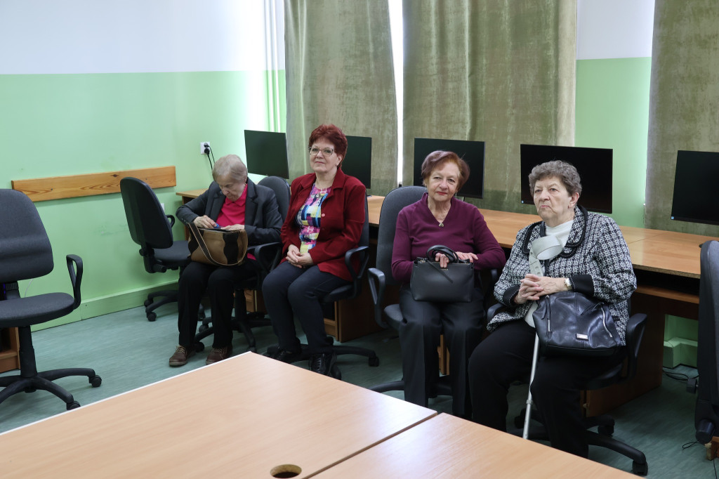 Zajęcia komputerowe dla seniorów z RUTW w ZSP