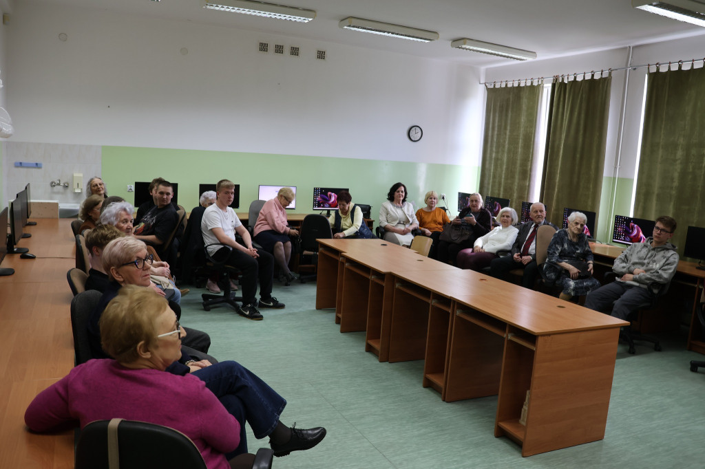 Zajęcia komputerowe dla seniorów z RUTW w ZSP