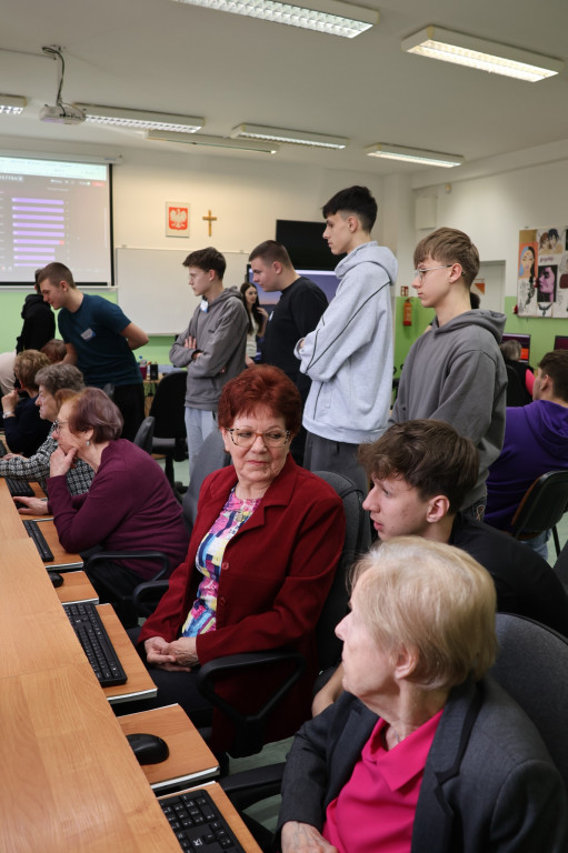 Zajęcia komputerowe dla seniorów z RUTW w ZSP