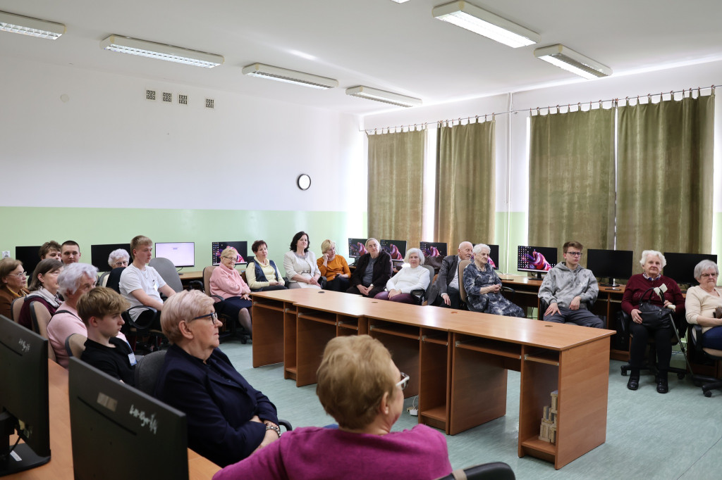 Zajęcia komputerowe dla seniorów z RUTW w ZSP