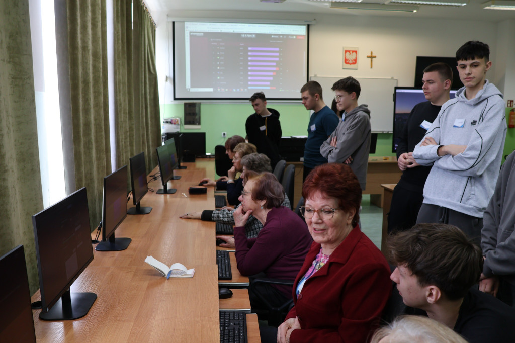 Zajęcia komputerowe dla seniorów z RUTW w ZSP