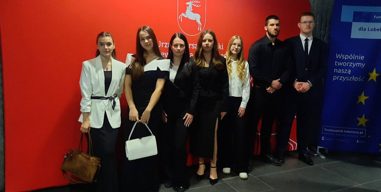 Wręczenie dyplomów stypendystom marszałka z ZSP