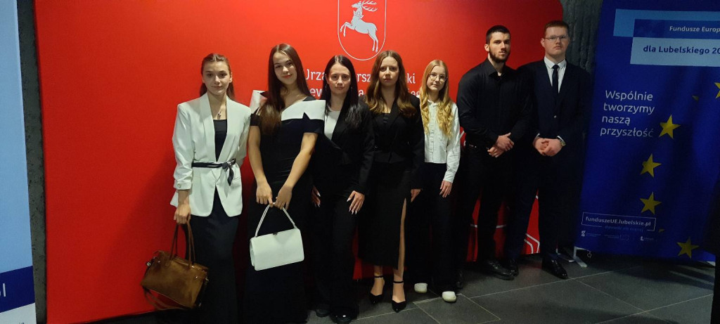 Wręczenie dyplomów stypendystom marszałka z ZSP