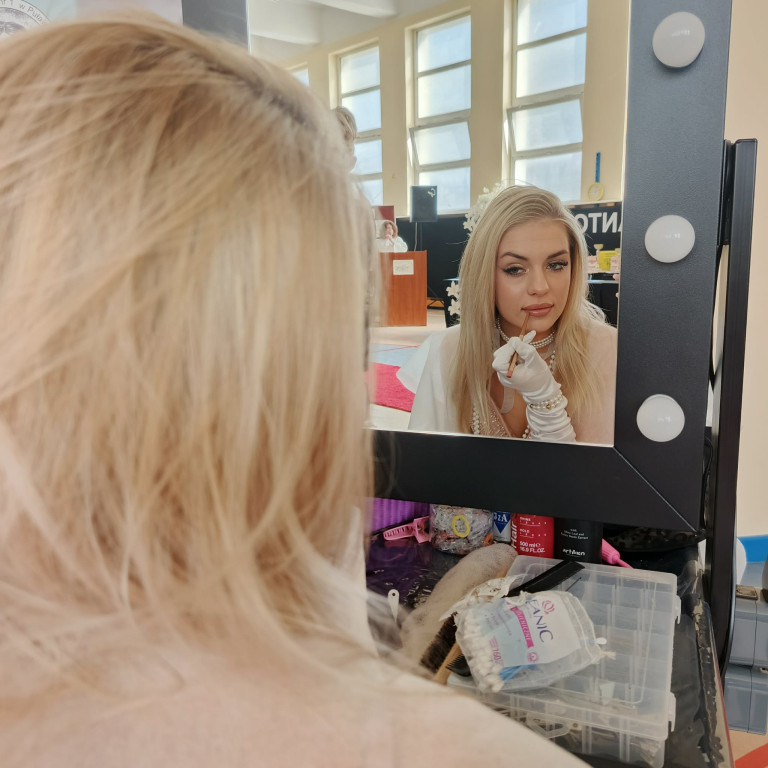 Uczennice ZSP na konkursie fryzjerskim