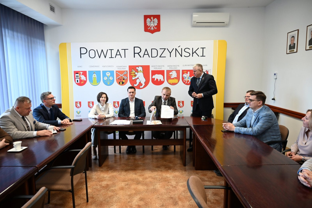 Podpisanie umowy na przebudowę drogi Stok - Główne