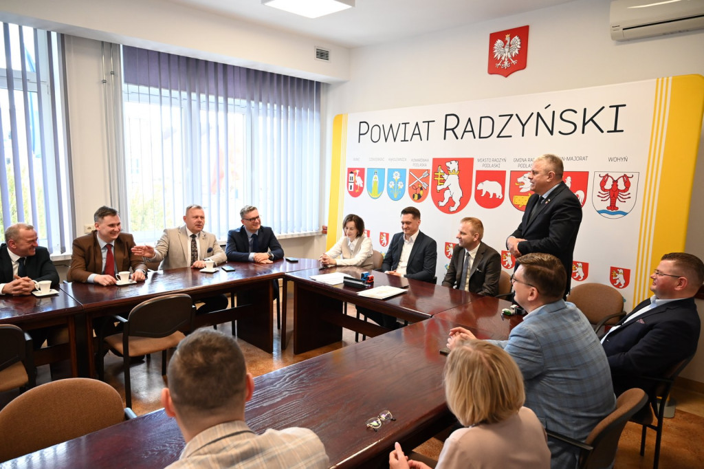 Podpisanie umowy na przebudowę drogi Stok - Główne