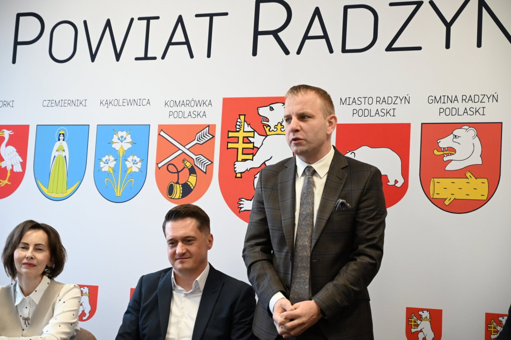 Podpisanie umowy na przebudowę drogi Stok - Główne