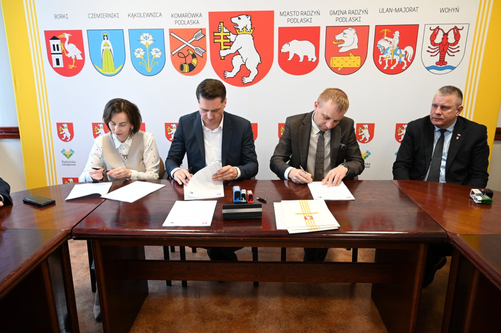 Podpisanie umowy na przebudowę drogi Stok - Główne