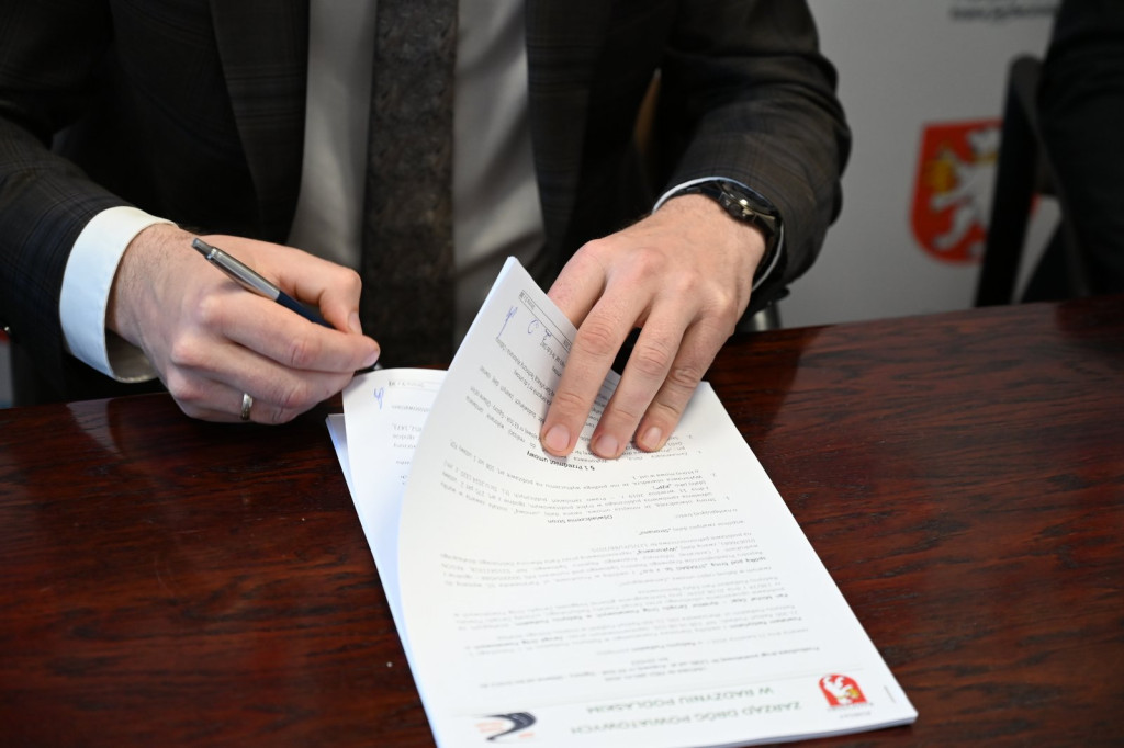 Podpisanie umowy na przebudowę drogi Stok - Główne