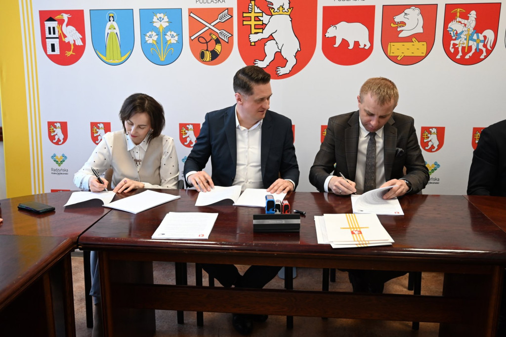 Podpisanie umowy na przebudowę drogi Stok - Główne