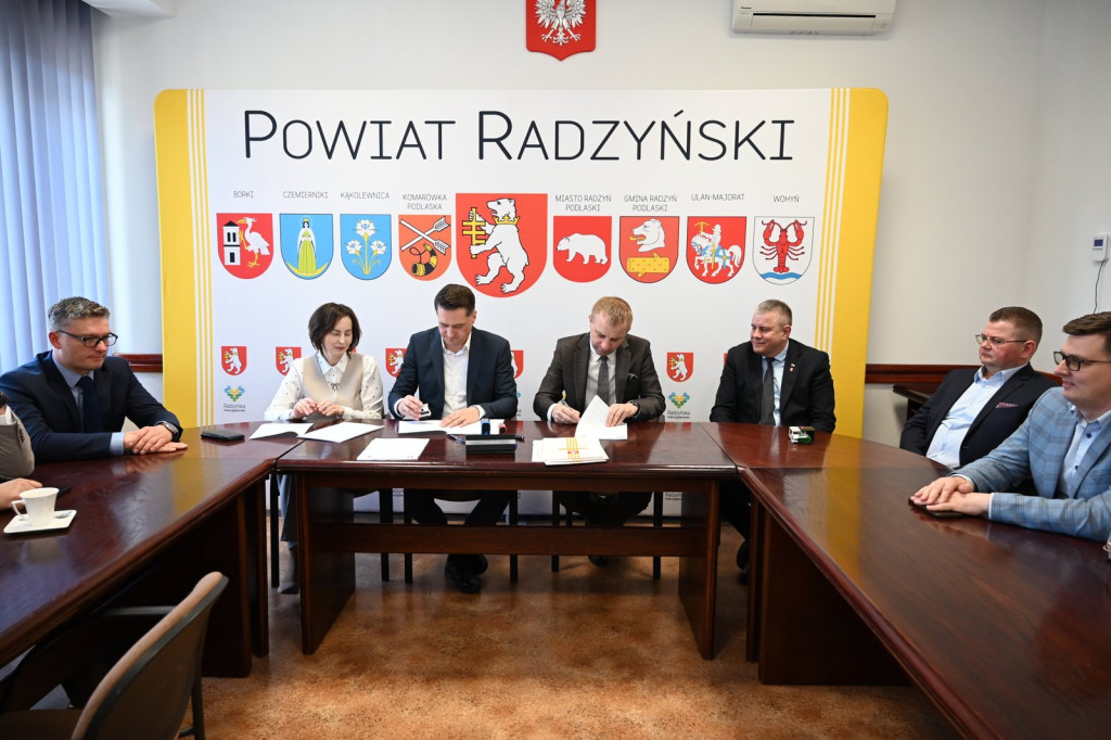 Podpisanie umowy na przebudowę drogi Stok - Główne