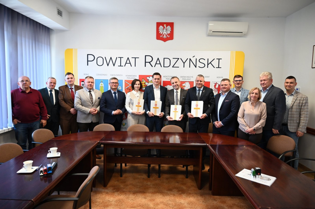 Podpisanie umowy na przebudowę drogi Stok - Główne