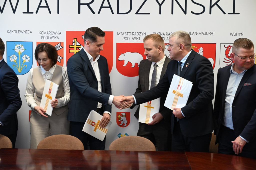 Podpisanie umowy na przebudowę drogi Stok - Główne