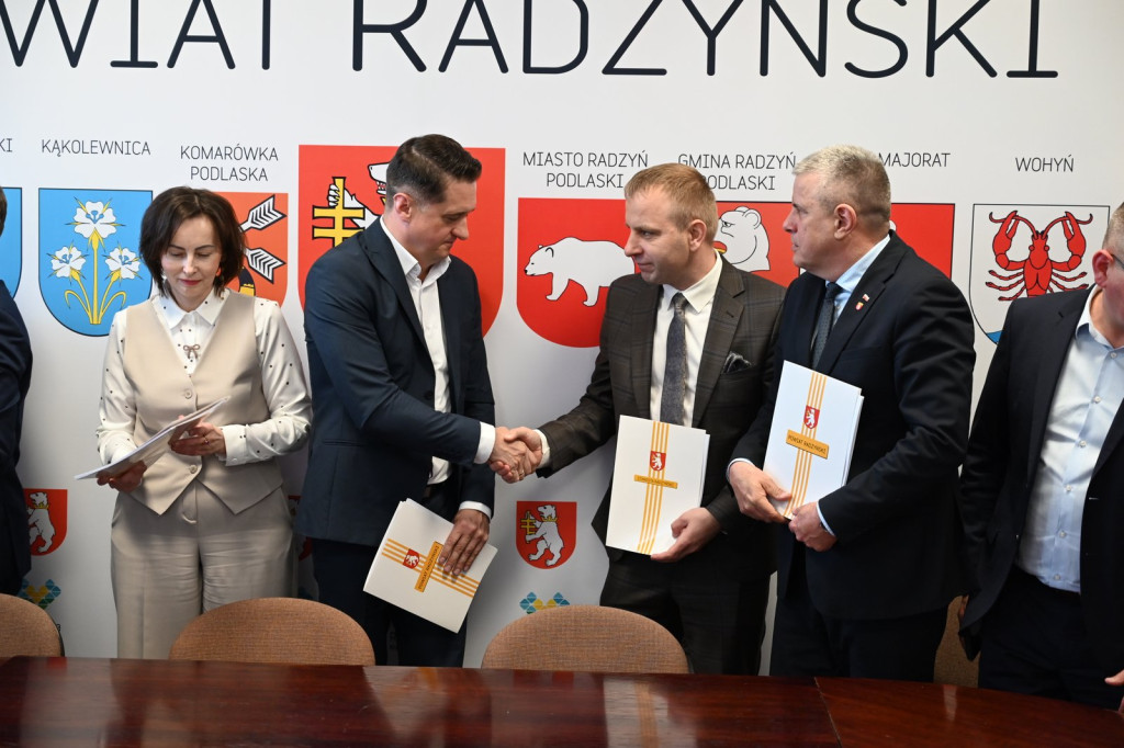 Podpisanie umowy na przebudowę drogi Stok - Główne