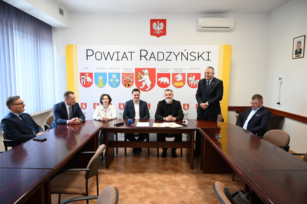 Podpisanie umowy na remont drogi do stacji PKP