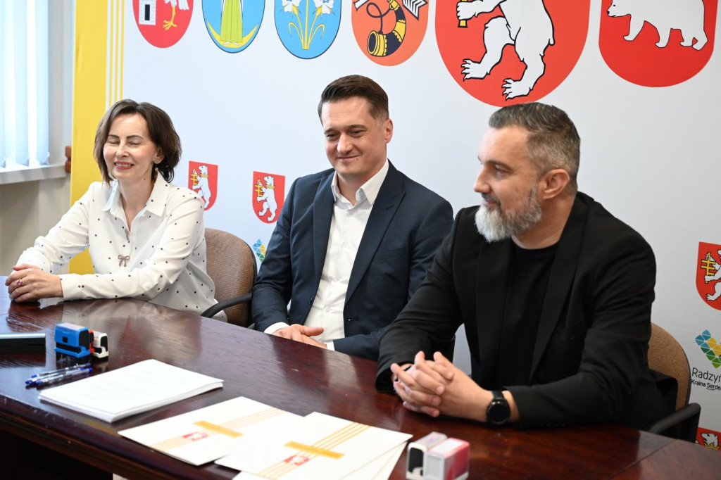 Podpisanie umowy na remont drogi do stacji PKP