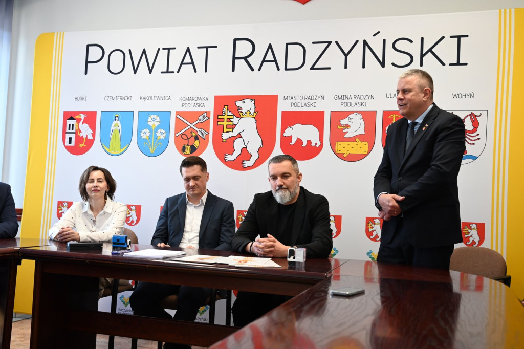 Podpisanie umowy na remont drogi do stacji PKP