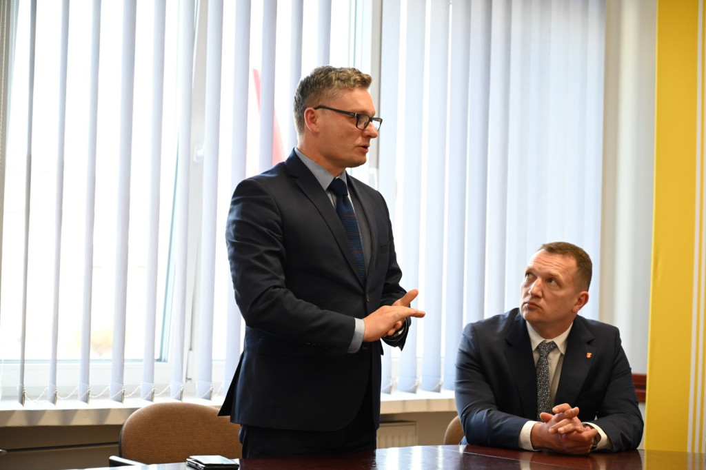 Podpisanie umowy na remont drogi do stacji PKP